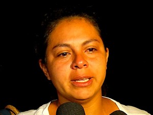 Fátima Azevedo chora por morte do marido motorista de ônibus asssassinado em assalto (Foto: Reprodução/Inter TV Cabugi)