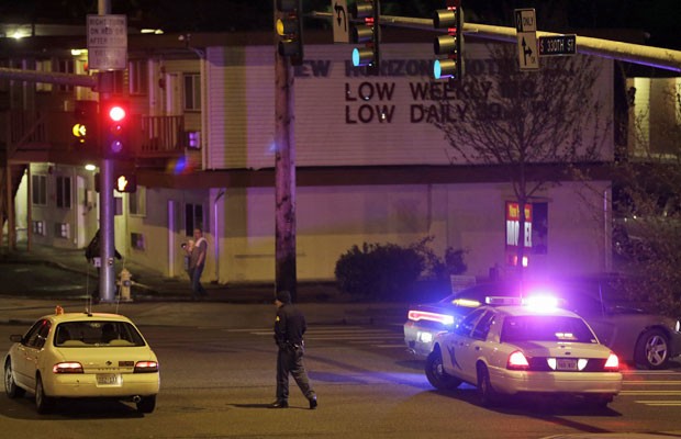 Polícia desvia carro de local bloqueado após tiroteio que deixou cinco mortos em Washington (Foto: Ted S. Warren/AP)