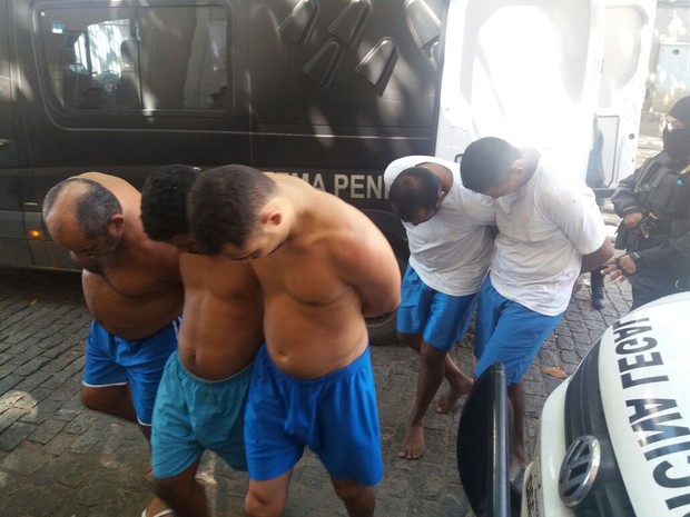 Detentos foram levados para o Itep para realização do exame de corpor de delito antes da transferência (Foto: Arthur Barbalho)