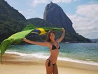 Alessandra Ambrósio mostra torcida pelo Brasil com foto de biquíni