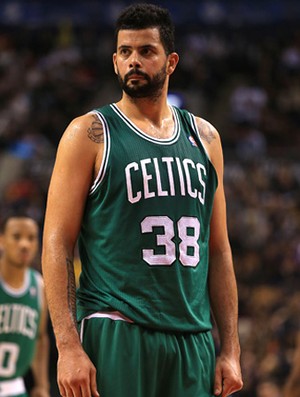 montagem Anderson Varejão (Cleveland Cavaliers) x Vitor Faverani (Boston Celtics) (Foto: Getty Images)
