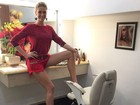Ana Hickmann exibe seu 1,20m de pernas em shortinho