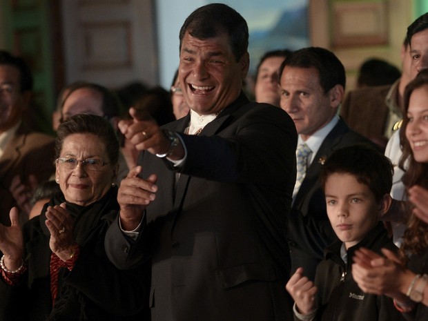Antes da hora, Rafael Correa comemora reeleição ao lado da família no palácio presidencial, em Quito (Foto: Rodrigo Buendia/AFP)