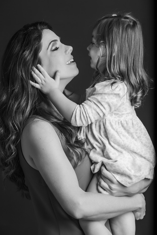 Mariana Leão com a filha Luísa, de três anos (Foto: Fernanda Simão / Divulgação)