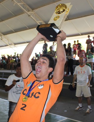 Capitão levanta a taça do título da Copa Nordeste (Foto: Abdias Bideh / GloboEsporte.com)