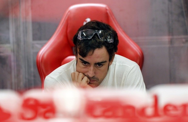 Fernando Alonso nos boxes durante os treinos deste sábado para o GP da Índia (Foto: Reuters)