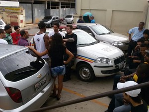 Lutadores e prestadores de serviço foram à delegacia afirmando serem vítimas dos organizadores. (Foto: Vinícius Matos/Inter TV)