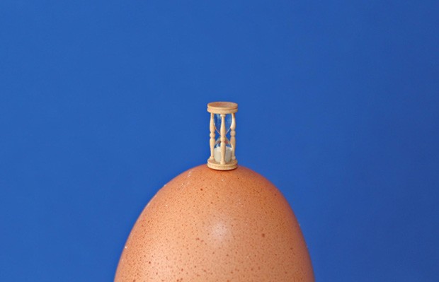 Ampulheta 12 vezes menor do que tamanho real é colocada em cima de um ovo (Foto: Divulgação/David Edwards)