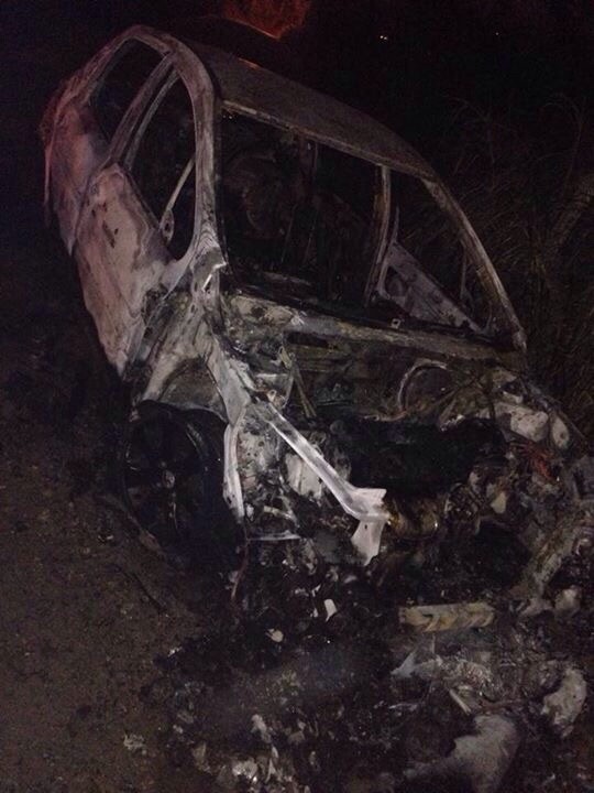 Carro ficou completamente destruído após ser incendiado em Florianópolis (Foto: Naim Campos/RBS TV)