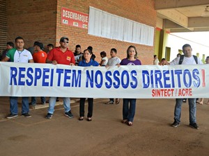 Ato contra o PL 4330 reuniu ao menos 60 dirigentes sindicais (Foto: Aline Nascimento/G1)