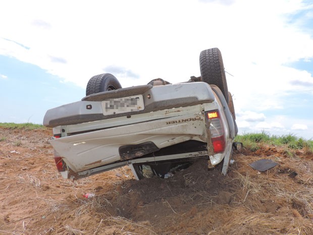 G1 Caminhonete Sai Da Pista E Capota Na Br 242 Trecho Da Cidade De