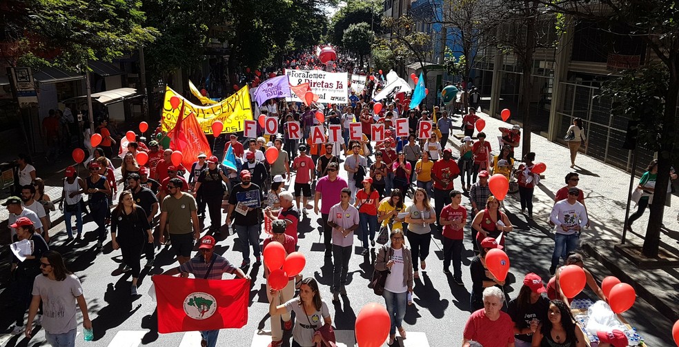 Ato sobe a Rua da Bahia, sentido Praça Sete, no centro de Belo Horizonte, e pede a saída do presidente Michel Temer (PMDB) (Foto: Pedro Ângelo/G1)