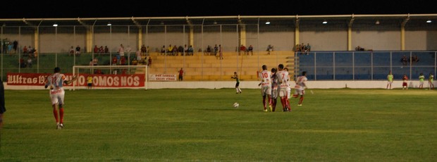 Jogadores do Auto Esporte comemoram o único gol do jogo contra o Paraíba de Cajazeiras (Foto: Lucas Barros / Globoesporte.com/pb)