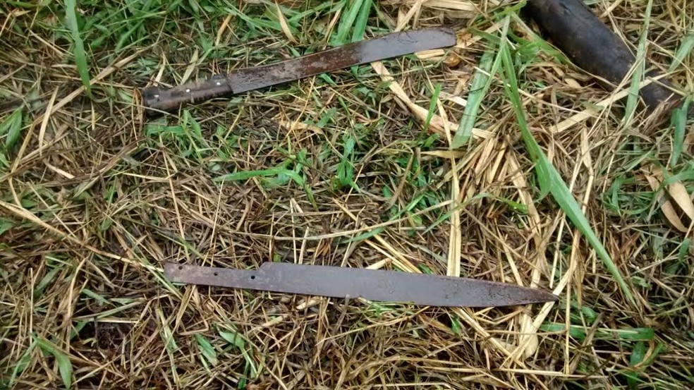 Facas usadas durante confusão (Foto: Marcio Garcia)