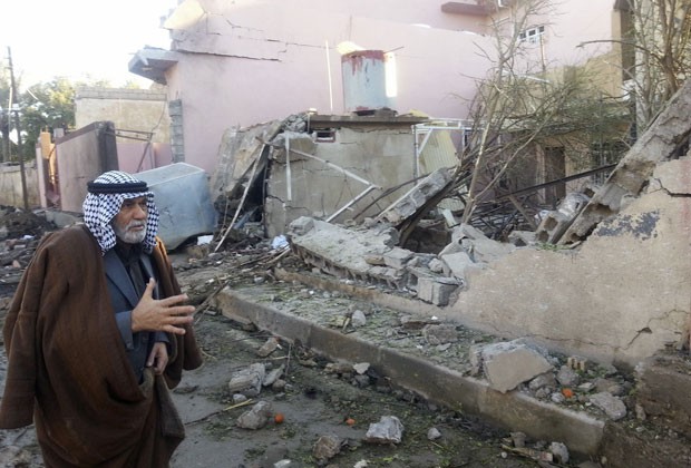 Homem passa por local onde carro-bomba explodiu em Bagdá nesta segunda (20) Outras quatro explosões ocorreram na cidade, e pelo menos 16 pessoas morreram (Foto: Ako Rasheed/Reuters)