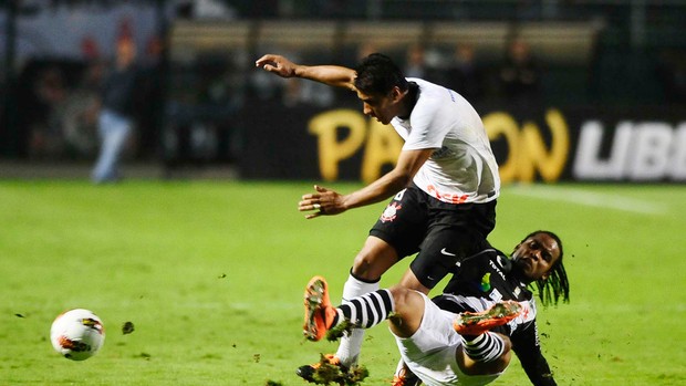 Paulinho e Carlos Alberto Vasco x Corinthians (Foto: Marcos Ribolli / Globoesporte.com)