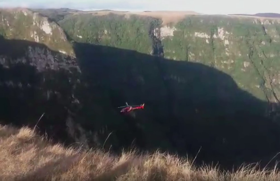 Helicóptero precisou descer bastante para resgatar a jovem (Foto: Francisco Pereira/Arquivo Pessoal)