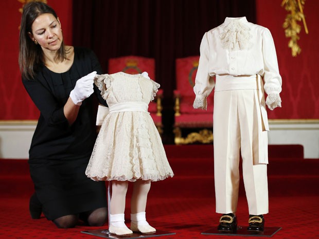 Roupas usada pelo príncipe Charles e pela princesa Anne na coroação de sua mãe, a rainha Elizabeth; peças são parte de exposição no Palácio de Buckingham (Foto: Andrew Winning /Reuters)