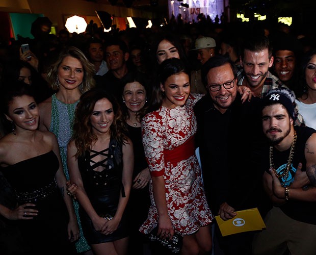 Elenco posa com o diretor Wolf Maya (Foto: Raphael Dias / Gshow)