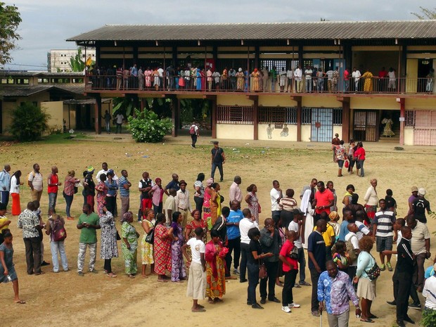 Pessoas fazem fila para votar durante as eleições presidenciais em Libreville, no Gabão, neste sábado (27) (Foto: Erauds Wilfried/Reuters)