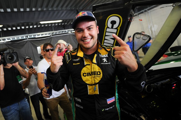 Felipe Fraga comemora a pole position na final da Stock Car (Foto: Duda Bairros)