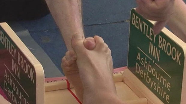 Britânicos têm campeonato de 'luta de dedão do pé' (Foto: BBC)
