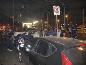 Motoristas chegam a estacionar em locais proibidos para fugir de preços altos (Foto: Márcio Pinho/G1)