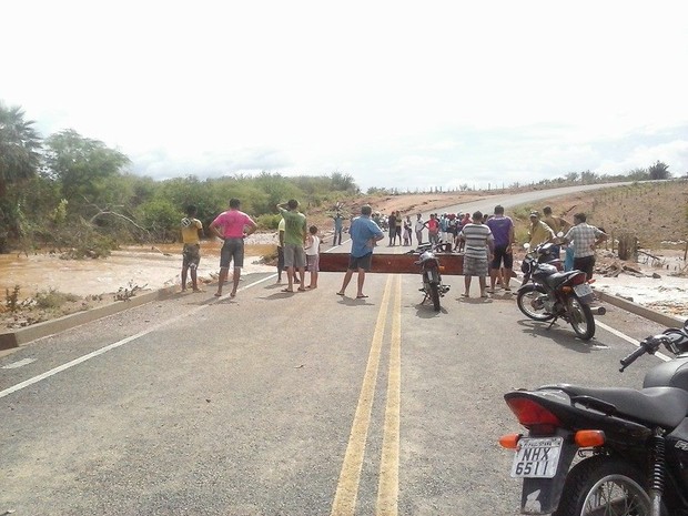 Seis mil pessoas ficam isoladas após rompimento de estrada no Piauí (Foto: Viviane Lima/ Blog do Evangelista)