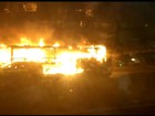 Moradores da Vila Kennedy queimam dois ônibus em protesto