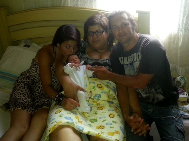 Família já curte o bebê em casa dois dias depois do nascimento (Foto: Arquivo Pessoal/Vanessa Nascimento)