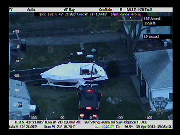 Imagem divulgada pela polícia mostra o suspeito escondido dentro de barco (Foto: Massachusetts State Police/AP)