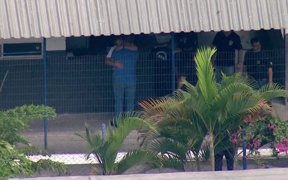 Cabral se despede ao deixar Complexo de Gericinó (Foto: Reprodução TV Globo)
