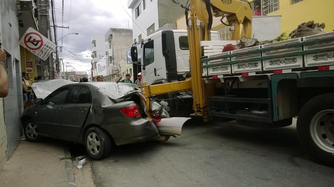Acidente aconteceu na Rua Joaquim Távora, no Bairro São Francisco. (Foto: Renata Torres/ TV Asa Branca)