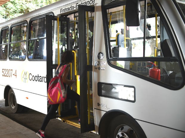 Micro-ônibus da empresa Cootarde, que é utilizado no transporte coletivo nas regiões administrativas do DF (Foto: André Borges/Agência Brasília)