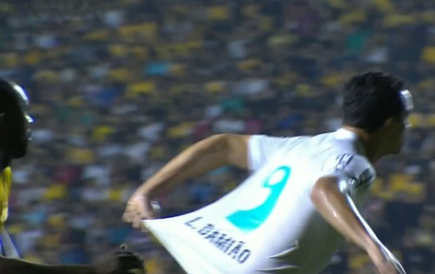 Leandro Damião puxa própria camisa (Foto: Reprodução SporTV)
