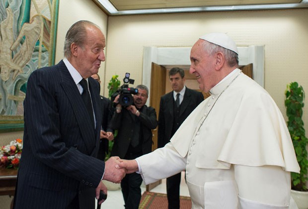 Papa Francisco cumprimenta o rei da Espanha, Juan Carlos, em encontro nesta segunda-feira (28) no Vaticano (Foto: L'Osservatore Romano/AP)