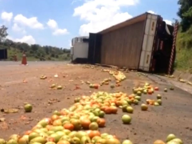 G1 Caminhão carregado tomates tomba em rodovia de Cabreúva