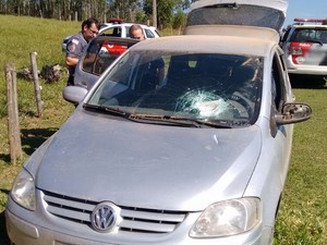 Carro usado por criminosos foi baleado em ação (Foto: Divulgação/Polícia Militar)