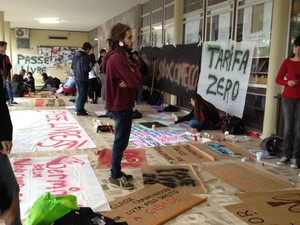 Estudantes fazem cartazes para protesto nesta quinta-feira (20) (Foto: Joana Caldas/G1 SC)