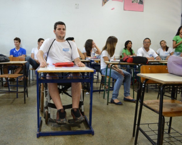 Ricador recebe solidariedade dos amigos para conseguir uma cadeira de rodas motorizada (Foto: Magda Oliveira/G1)