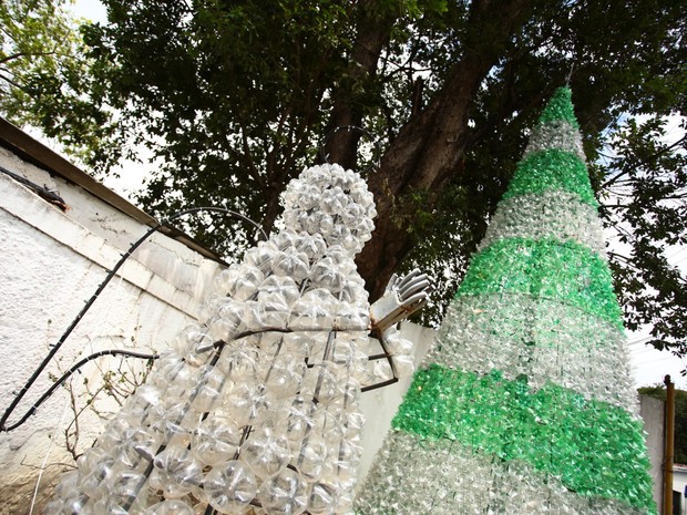 G1 - Maceió ganha decoração sustentável no Natal com árvores de garrafas pet  - notícias em Alagoas