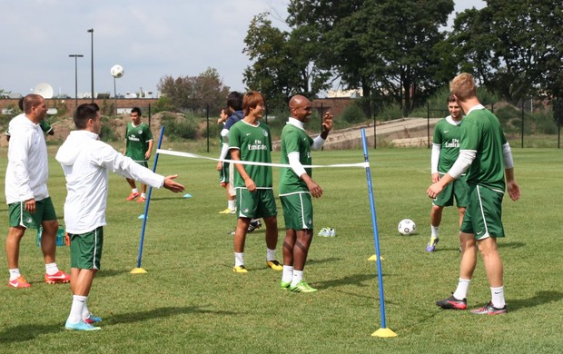 Marcos Senna joga futevolei no treino do Cosmos (Foto: Camilo Pinheiro Machado)