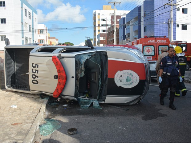 Viatura capotou após colisão no bairro dos Bancários (Foto: Walter Paparazzo/G1)
