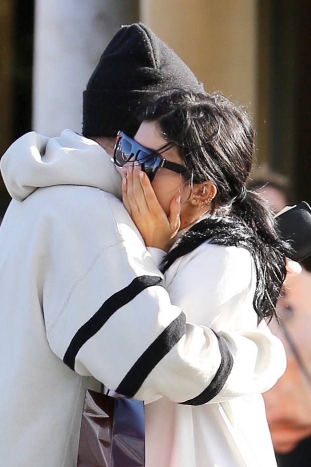 Kylie Jenner é consolada por amigo (Foto: Grosby)