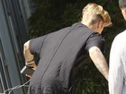Justin Bieber mostra parte da cueca ao andar de skate em Los Angeles