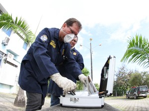 Perícia foi feita em 20 minutos na mabulância onde suepeito de balear PM foi executado (Foto: Aldo Carneiro/ Pernambuco Press)