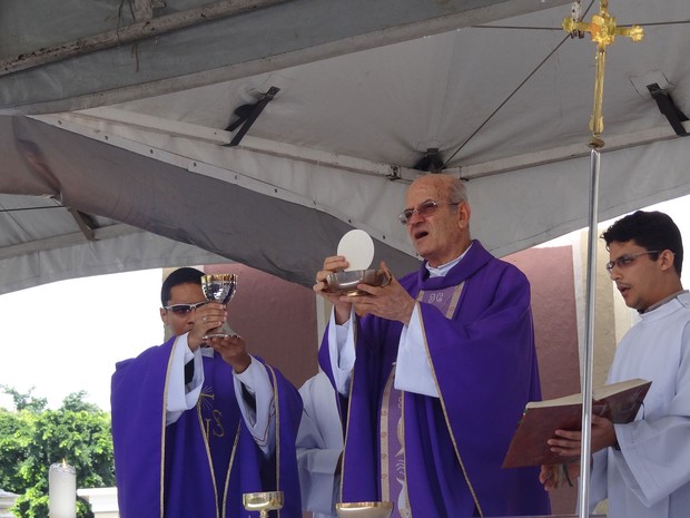 Arcebispo de Olinda e Recife, Dom Fernando Saburido, durante a missa do Dia de Finados no Recife (Foto: Priscila Miranda / G1)