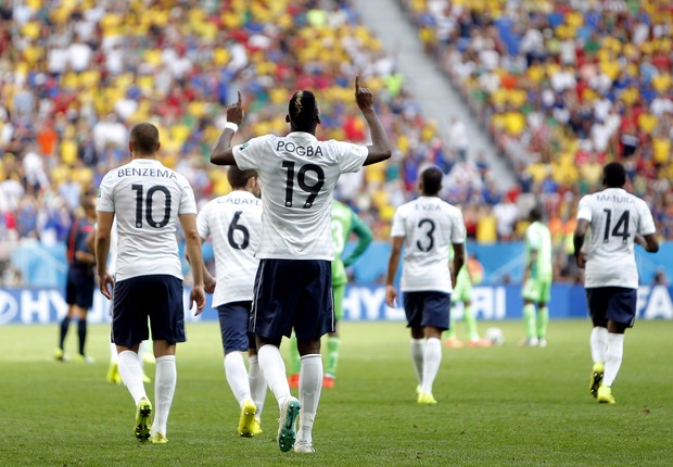 Pogba celebra gol da França, em partida contra a Nigéria (Foto: David Vincent/AP)