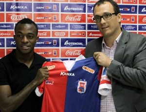 Atacante Geraldo apresentado no Paraná Clube (Foto: Divulgação/Site oficial do Paraná)