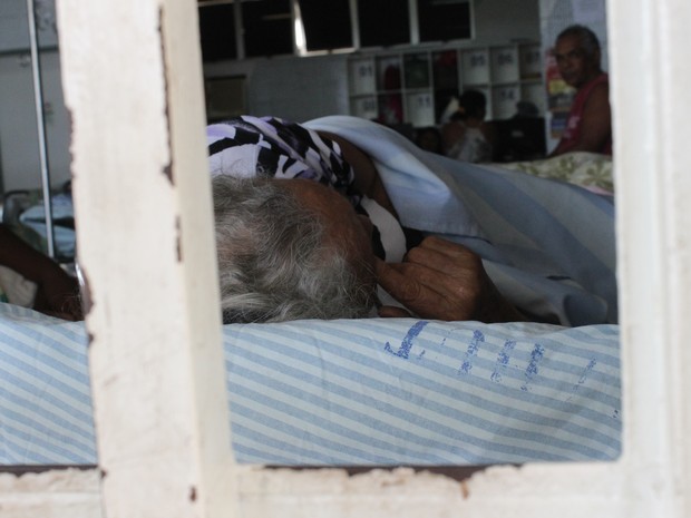 Aposentada Luzia Josefa, de 81 anos, aguarda cirurgia no ombro.  (Foto: Carlienne Carpaso/G1)